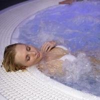 Vrouw in whilpool